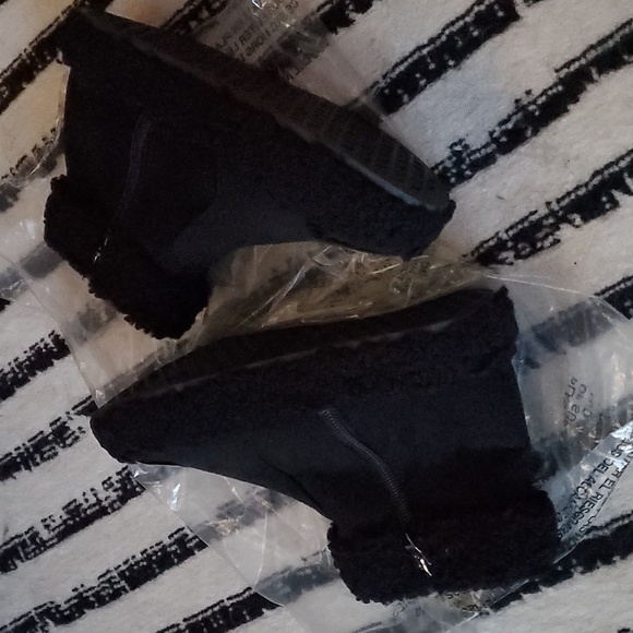 NWOT Sherpa Boots - Picture 2 of 4